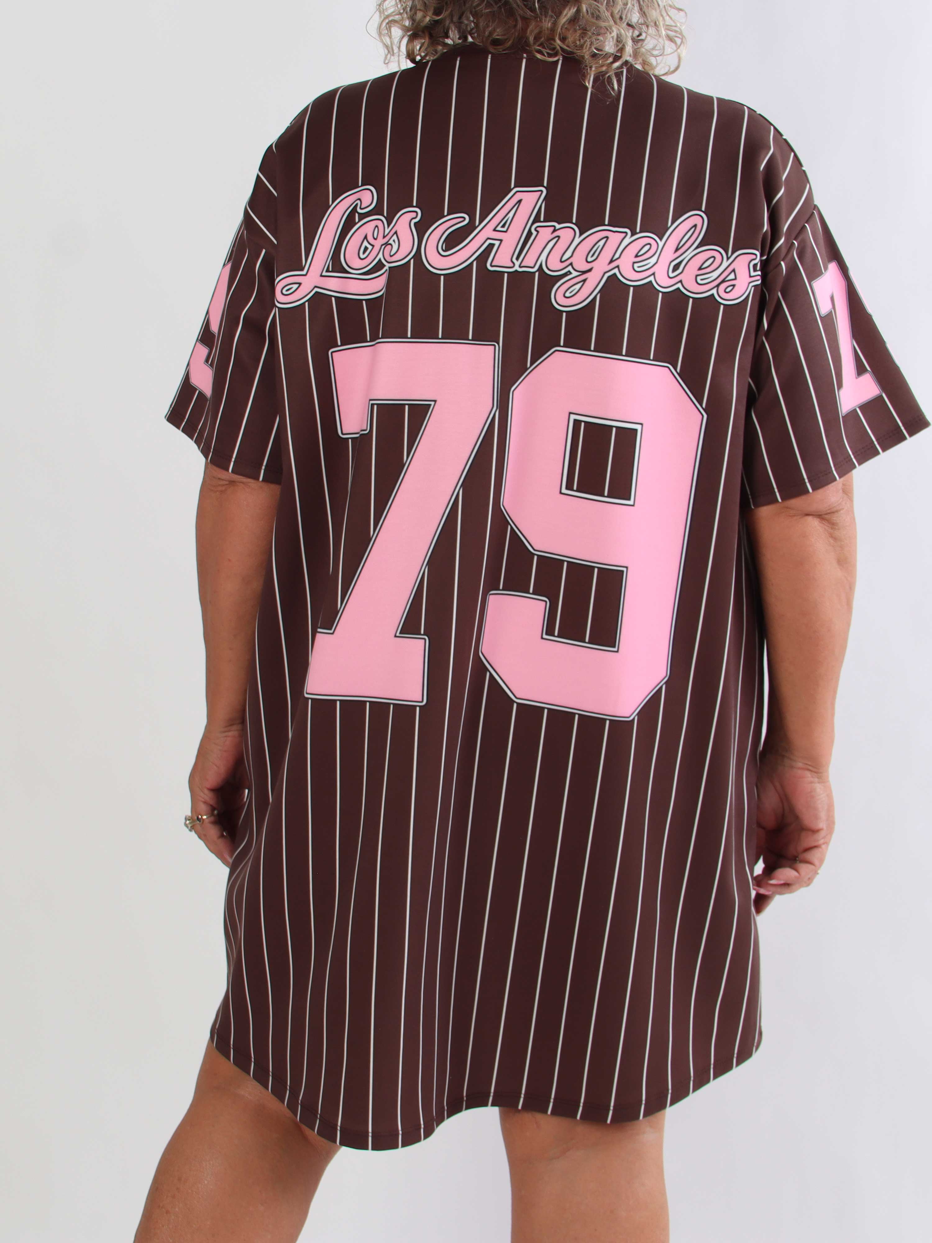 Andrea - Plus size t-shirtklänning i mjuk viskosblandning med basebollinspirerad design